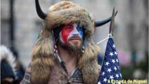 QAnon– Banalização cultural das Teorias de Conspiração pela extrema-direita! 3 militante-qanon-jacob-anthony-chansley-invasao-captolio