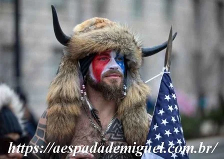 militante-qanon-jacob-anthony-chansley-invasao-captólio